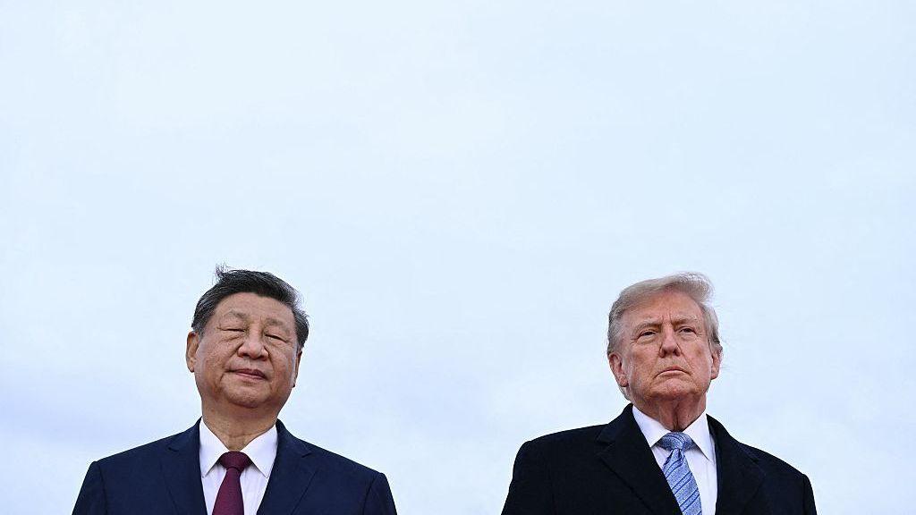 Trump Welcomes Xi with Military Flyover & 100‑ft Red Carpet Ahead of US‑China Summit