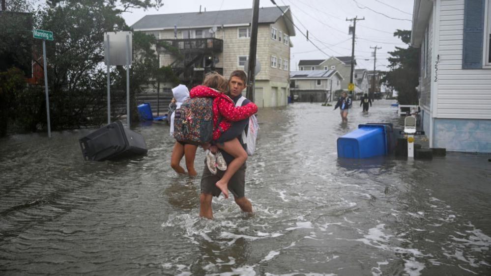 One Dead, Thousands Cut Off as Nor'easter Ravages New York and New Jersey