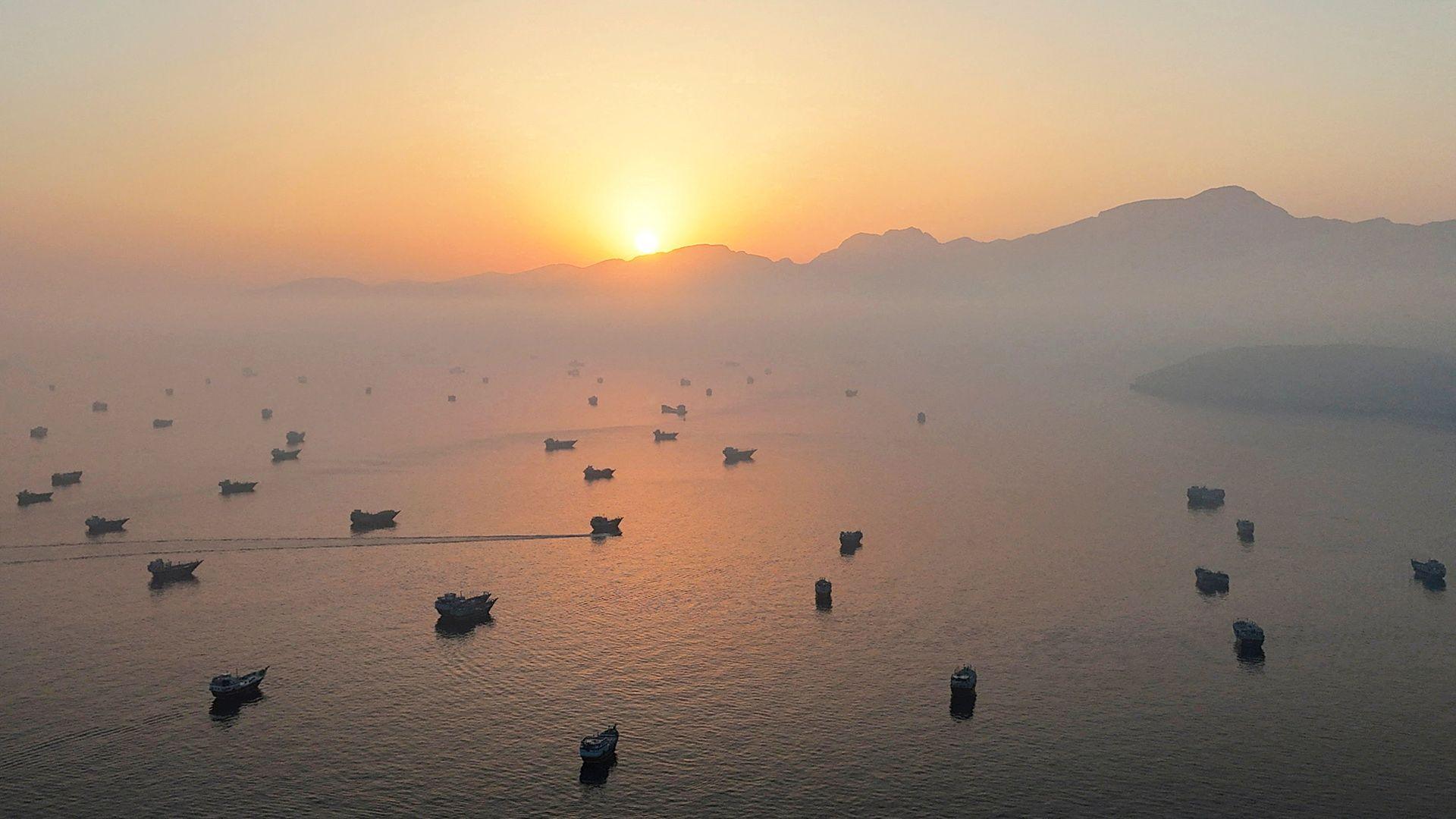 Iran, Oman Near Deal to Reopen Strait of Hormuz Amid US Blockade