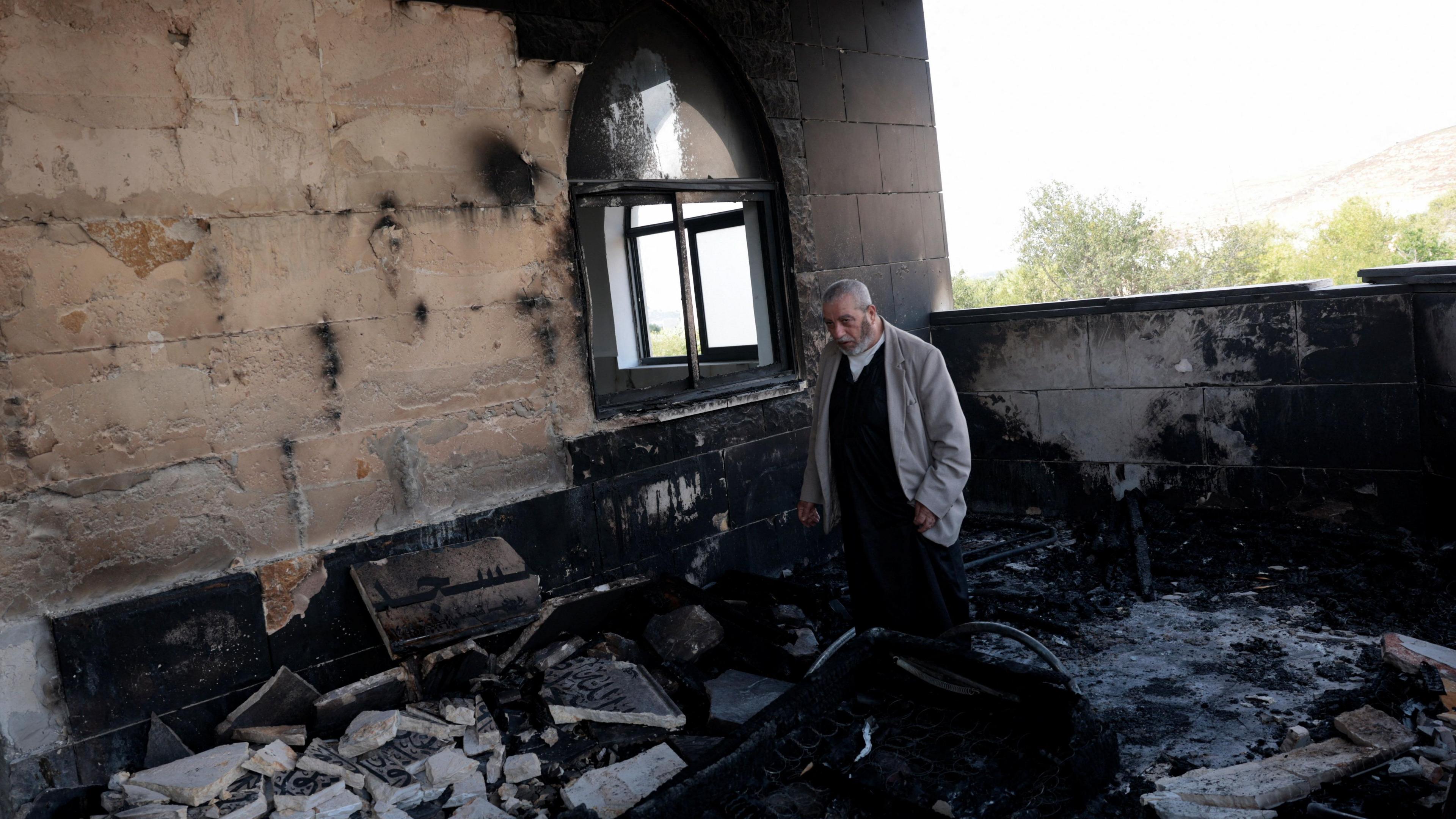 Settlers' Fire Attacks Hit West Bank Mosques and Villages Amid Escalating Tensions