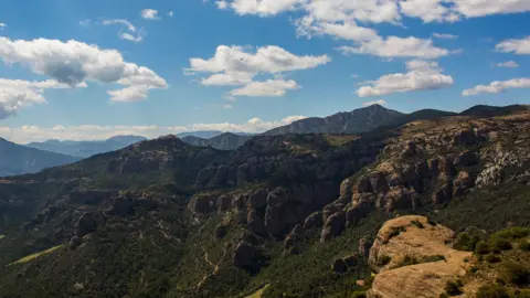 Tragic Paragliding Accident Claims Life of British Tourist in Catalonia