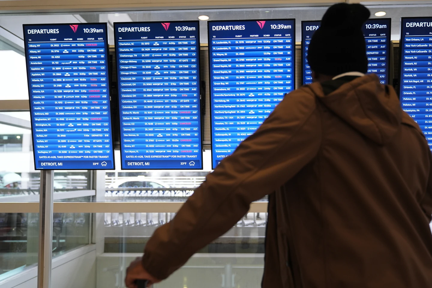 Government Shutdown Causes Significant Flight Disruptions Ahead of Thanksgiving
