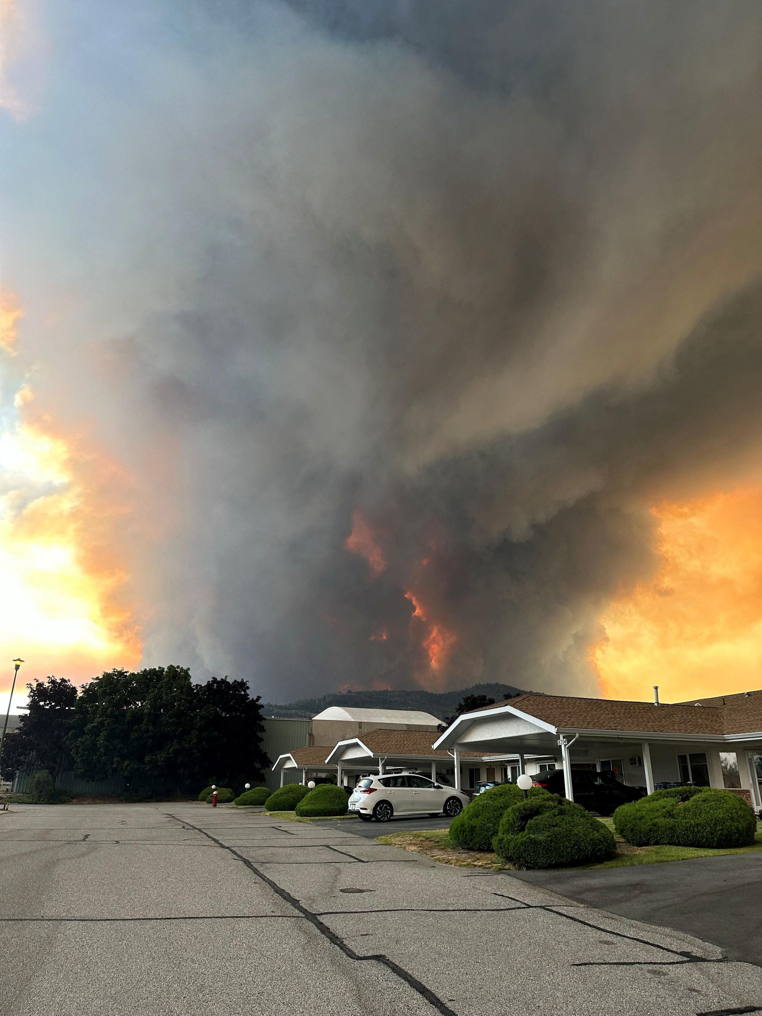 Fast‑Moving Wildfire Forces Ceasefire: British Columbia Declares State of Emergency