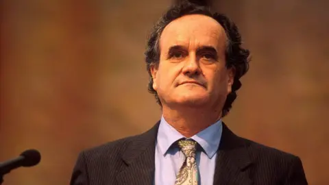 Tributes Pour In for BBC's 'Voice of India', Sir Mark Tully, Who Has Died at 90
