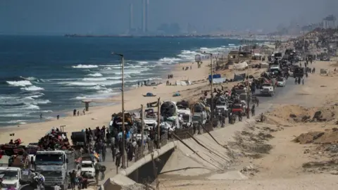 Israeli Tanks Enter Residential Areas of Gaza City Amid Intensifying Ground Offensive