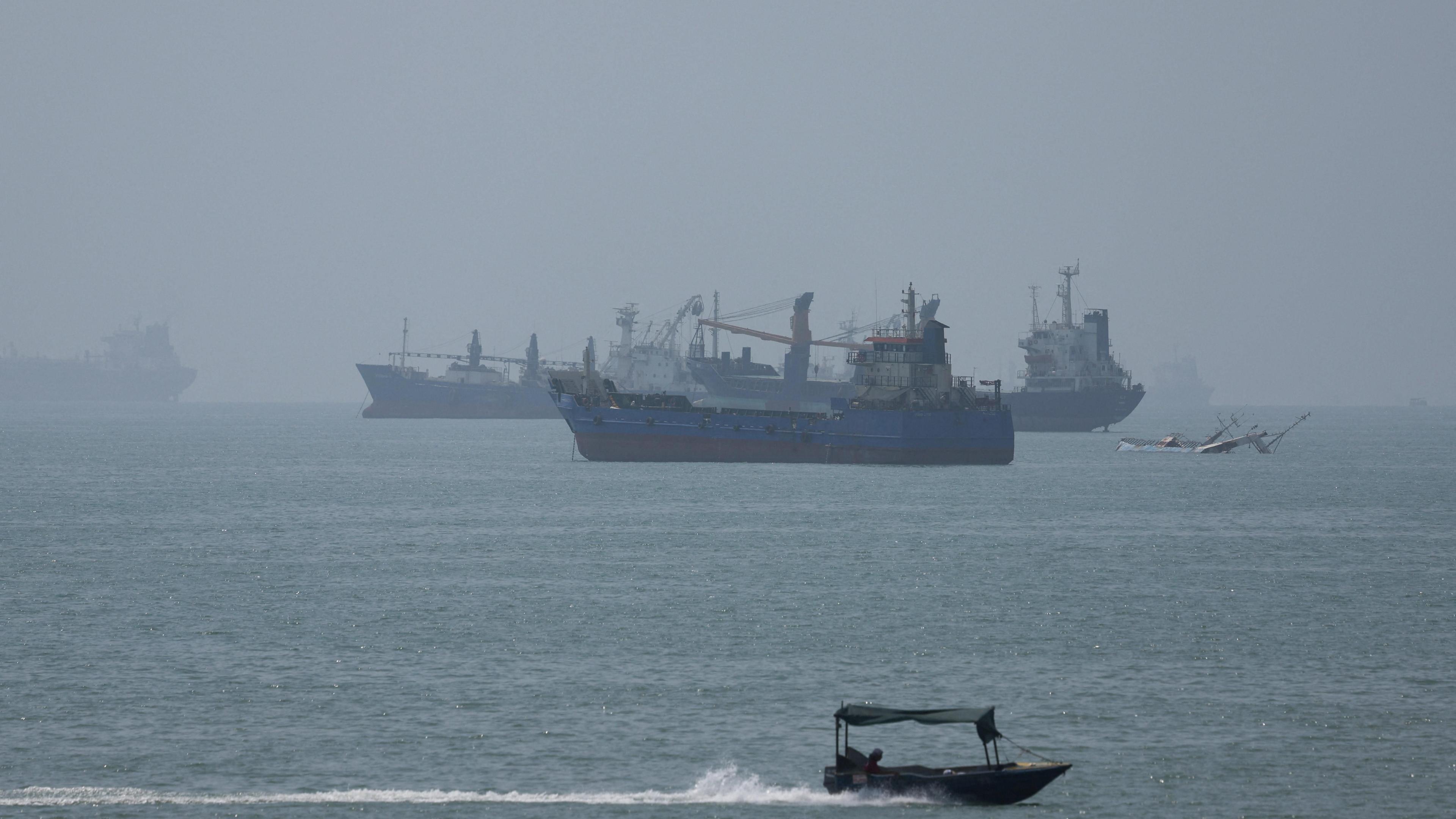 US‑Iran Exchange of Strikes at Larak Island Heightens Gulf Tensions