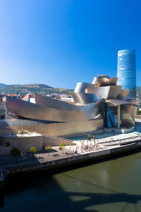 Celebrating the Architectural Legacy of Frank Gehry Through Iconic Imagery