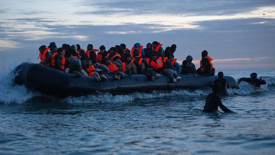 UK scrambles “one in, one out” migrant scheme with France after 1,500 removals