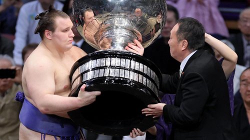 Ukrainian Sumo Sensation Aonishiki Claims Emperor's Cup in Historical Triumph