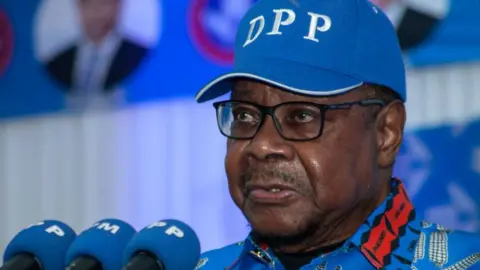 Former President Mutharika Leads Malawi's Presidential Election