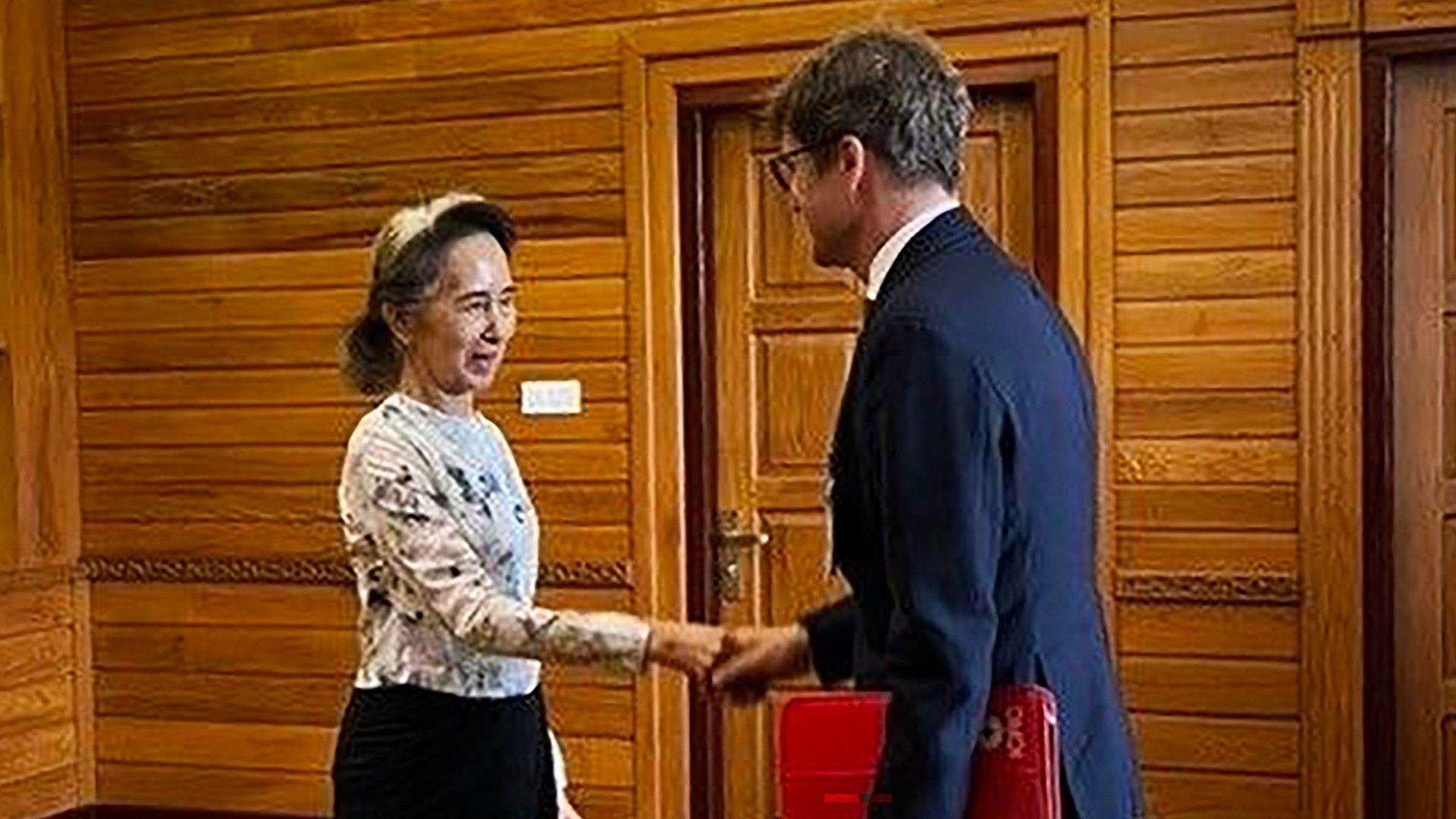 Aung San Suu Kyi Appears Healthy After 2½ Years in Captivity