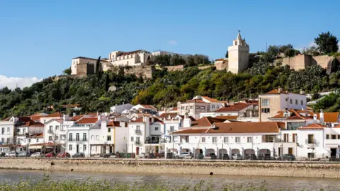 Portuguese Couple Arrested After French Boys Abandoned on Highway Near Alcacer do Sal