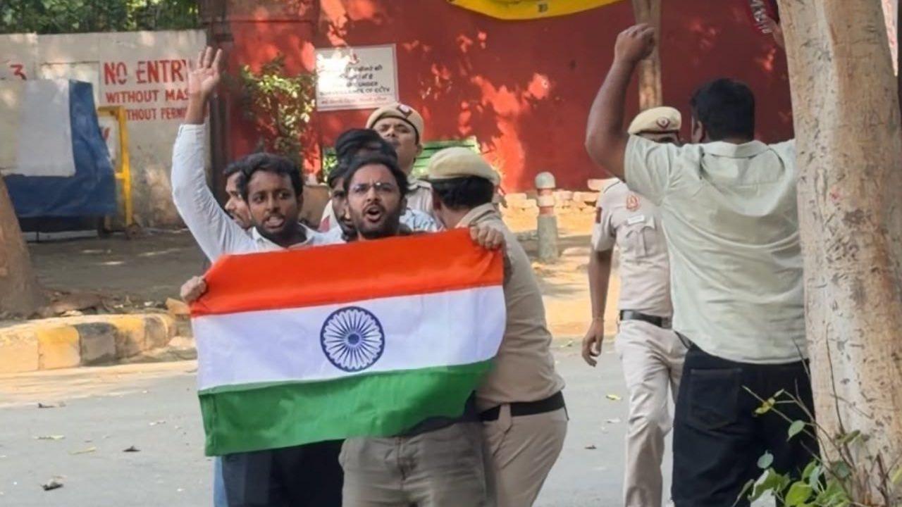 Delhi Protest Escalates as Cockroach Party Leaders Detained at Banned Jantar Mantar Site