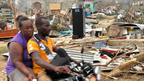 Hurricane Melissa Leaves Jamaica in Despair: Aid Efforts Hampered