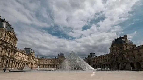 Louvre Museum in Paris Closes After Jewelry Heist