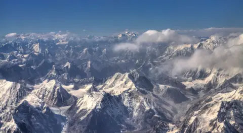 Tragic Avalanche Claims Lives of French Climber and Two Nepalis in Nepal