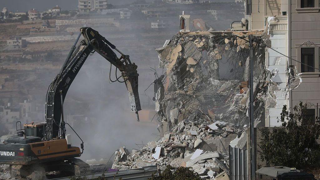Digger destroys house in Hebron