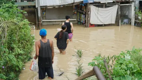 Tragic Impact of Super Typhoon Fung-wong Leaves Six Dead in the Philippines
