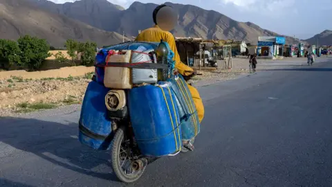 Tackling Tumult: Motorbike Smugglers Keep Iran‑Pakistan Fuel Flowing Amid Heat and Conflict