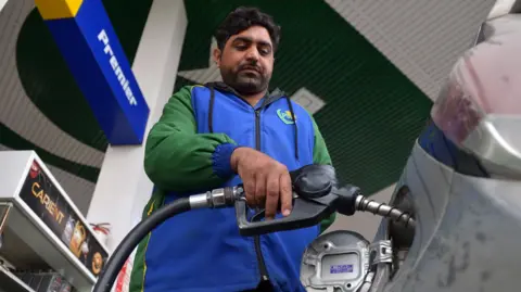 Oil Prices Slide as Pakistan Announces US‑Iran Deal Reopening Strait of Hormuz