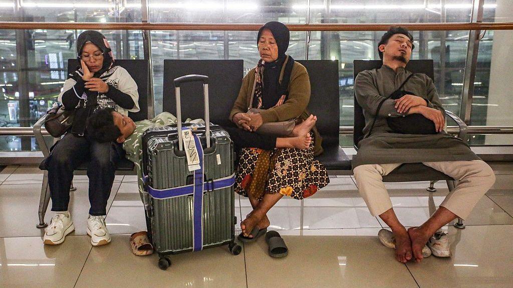 Anak Krakatoa Eruption Grounds Hundreds of Flights, Leaves Thousands Stranded