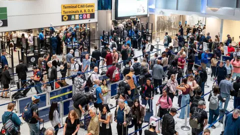US Air Travel Disruptions Continue as Flight Cancellations Exceed 1,000