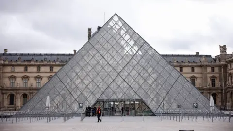 Louvre Museum Water Leak Damages Hundreds of Books