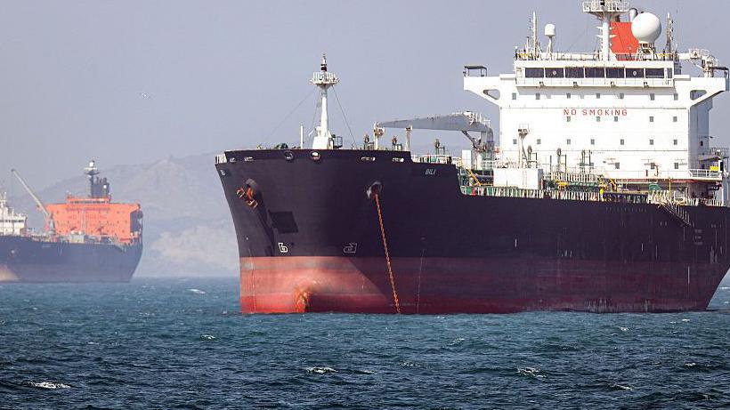 Oil Prices Drop 5% as US‑Iran Talks Promise Strait of Hormuz Reopening