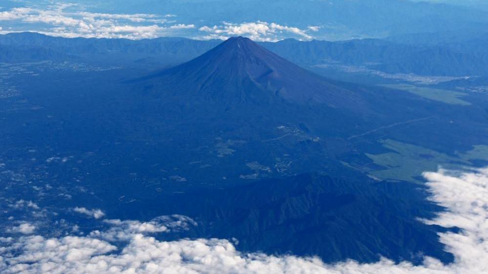 Father reprimanded after leaving 7‑year‑old on Mount Fuji