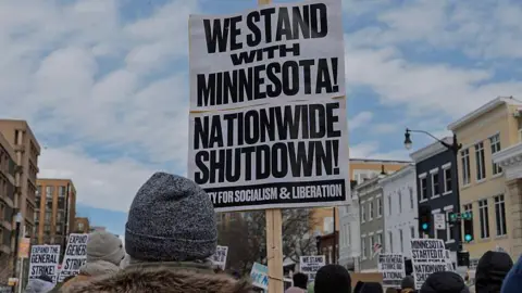 Negotiations Intensify to Prevent U.S. Government Shutdown Following Minneapolis Shooting