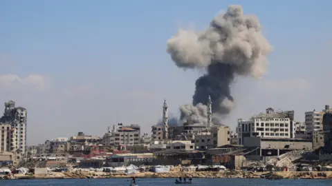 'Cataclysmic' Conditions in Gaza City as Israeli Tanks Advance, UN Official Reports