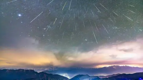 Spectacular Geminid Meteor Shower to Illuminate the Skies This Weekend