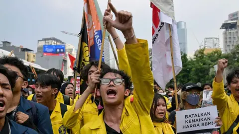 Indonesian Students Storm Jakarta, Demanding End to Wasteful Spending and Fuel Hike