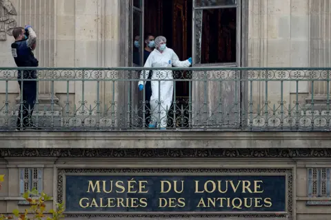 Louvre Director Admits Security Failures After €88 Million Heist
