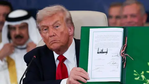 Historic Ceasefire: Trump Celebrates Historic Dawn as Hostages and Detainees Are Freed in Middle East